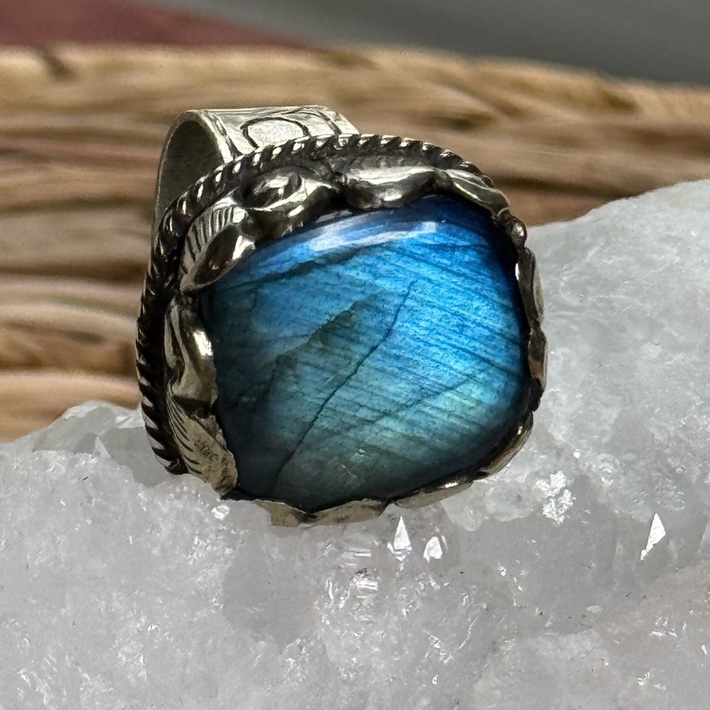 Labradorite adjustable ring or scarf slide. Handcarved. Cowgirl
Core style - Picture 6 of 14